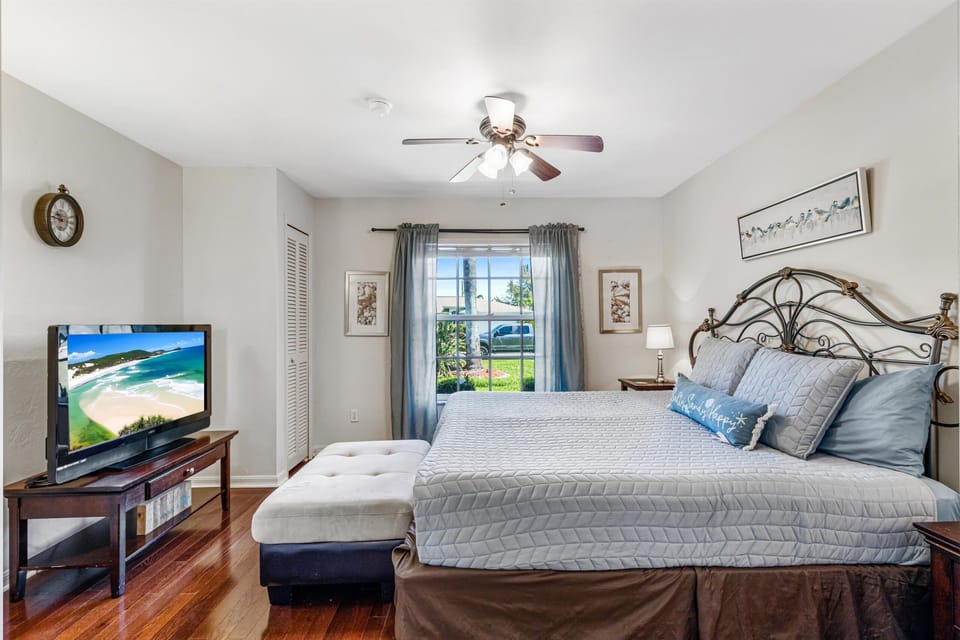 Guest bedroom #2 has a Queen bed & flat-screen TV