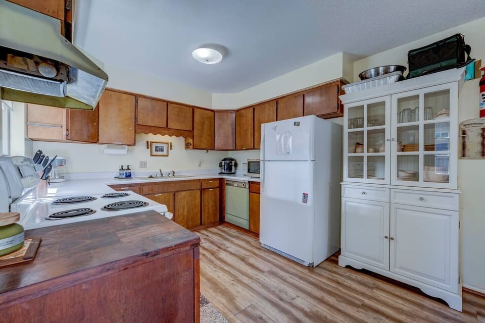 Beautiful kitchen has everything you need to whip up a tasty meal.