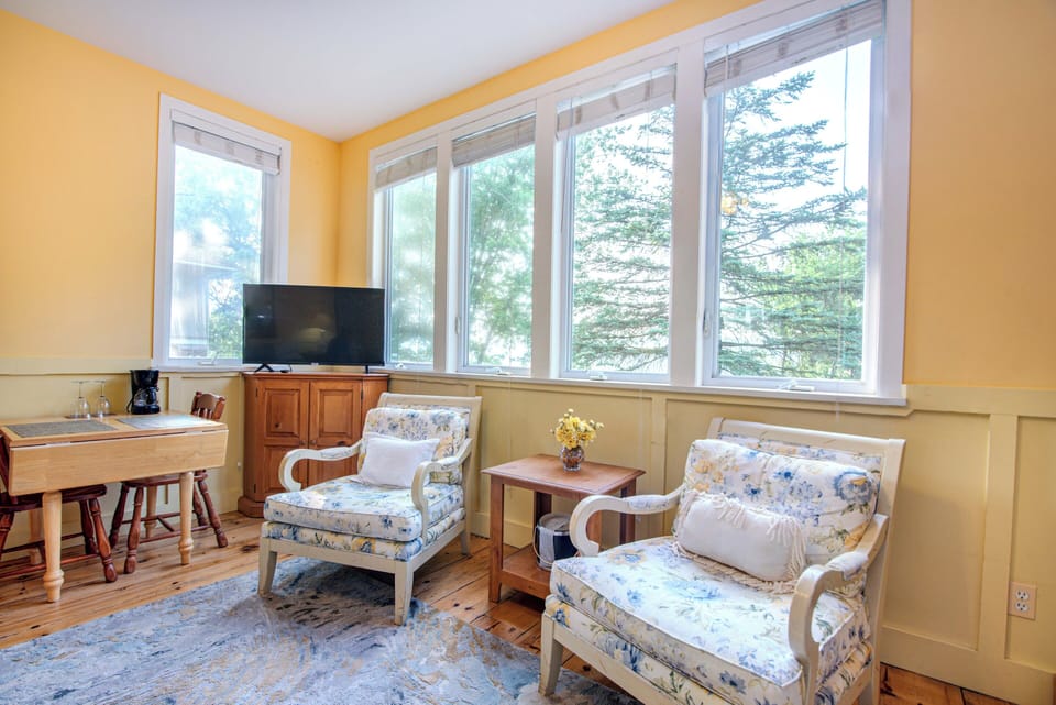Luxury Suite | Individually furnished, free WiFi, bed sheets