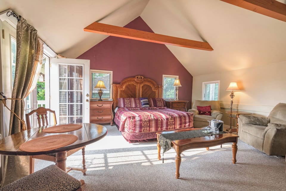 Luxury Suite | Individually furnished, free WiFi, bed sheets