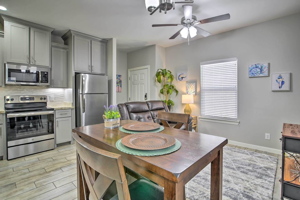 Dining Area | Dishware/Flatware Provided