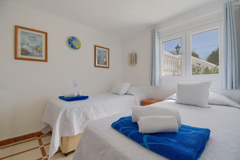 Bedroom with two single beds