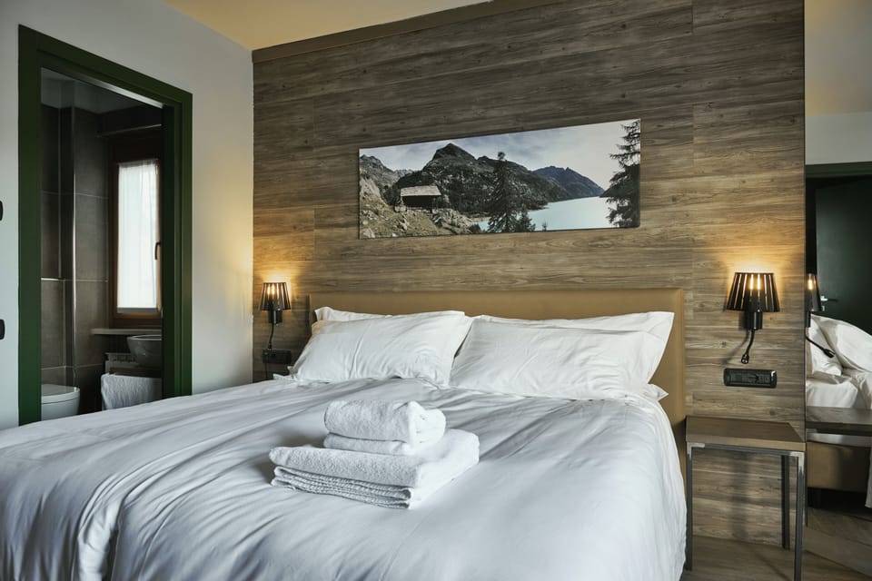 Minibar, in-room safe, desk, free WiFi