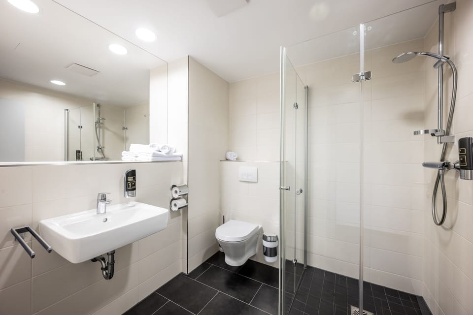 Superior Quadruple Room | Bathroom | Shower, hair dryer, towels