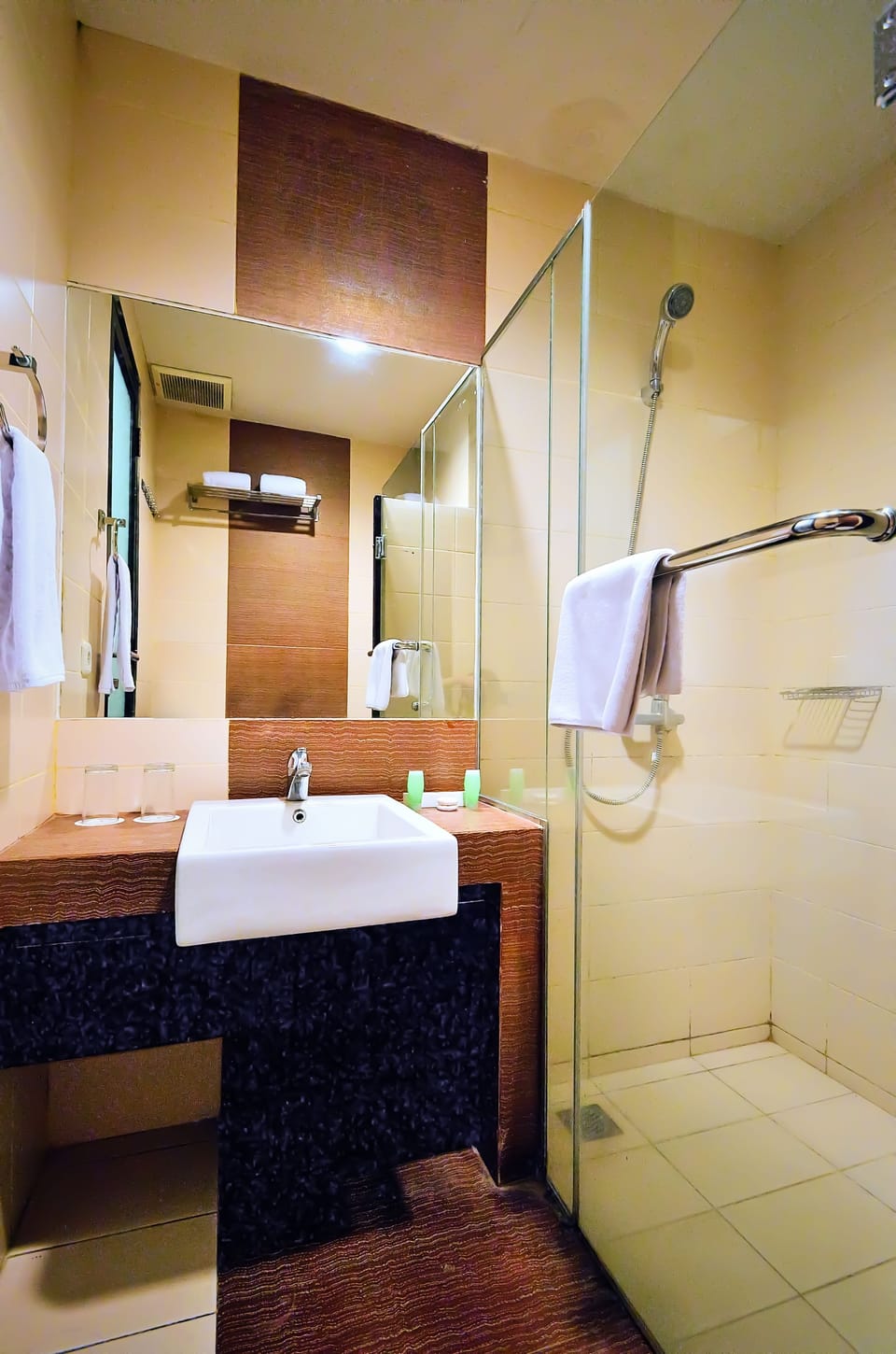 Standard Room | Bathroom | Shower, free toiletries, towels