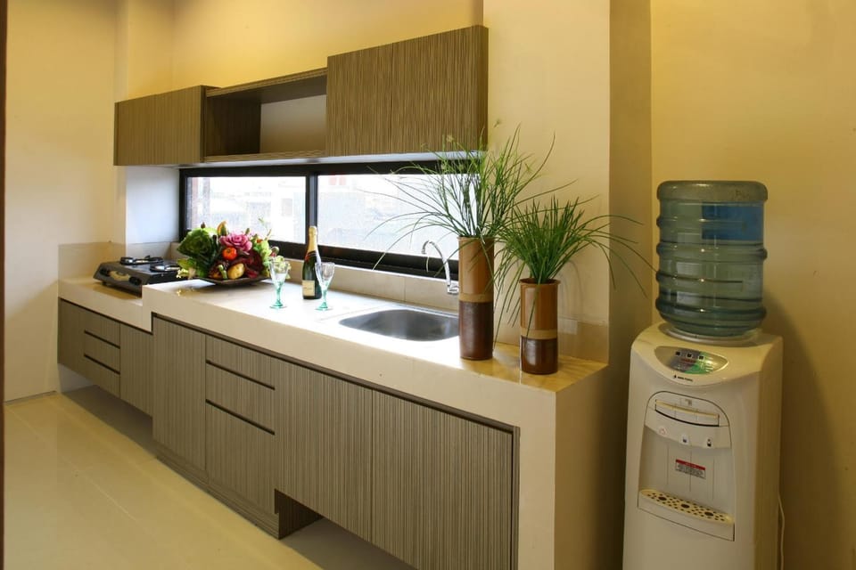 Fridge, coffee/tea maker, electric kettle