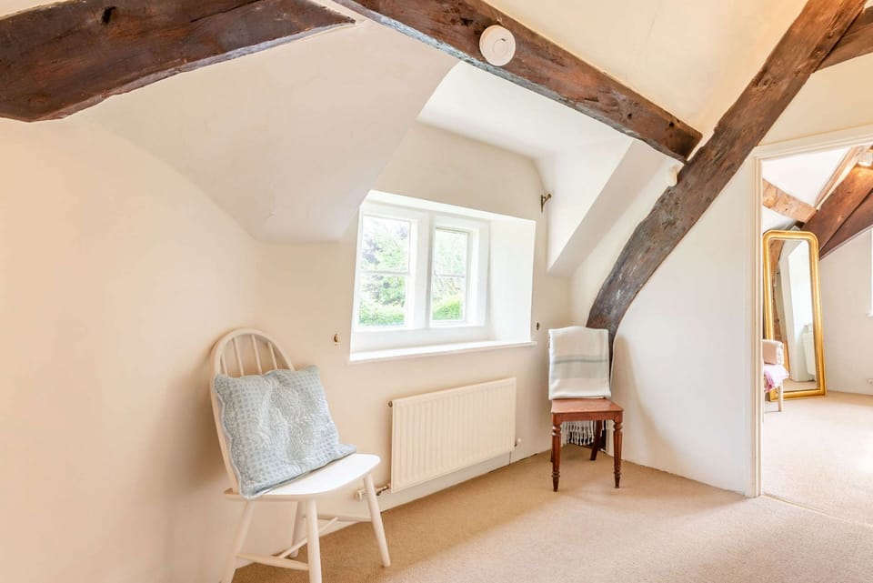 Norman Chapel Master Bedroom - StayCotswold