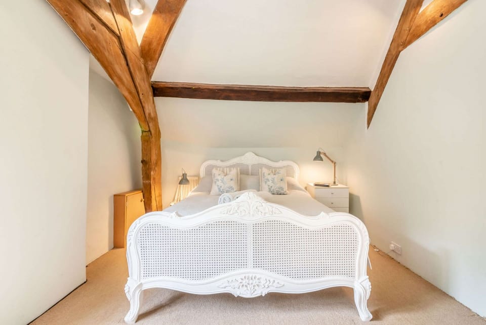 Norman Chapel Master Bedroom - StayCotswold