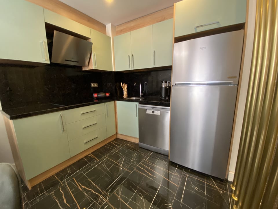 Coffee/tea maker, full-size fridge, stovetop, electric kettle