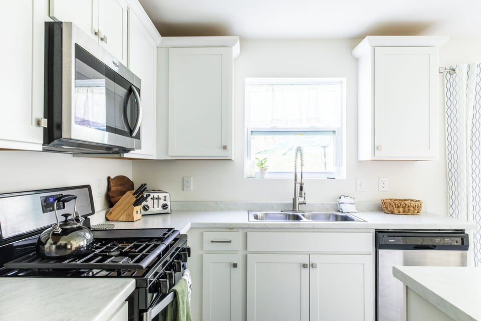 Gas range in the fully equipped kitchen-1
