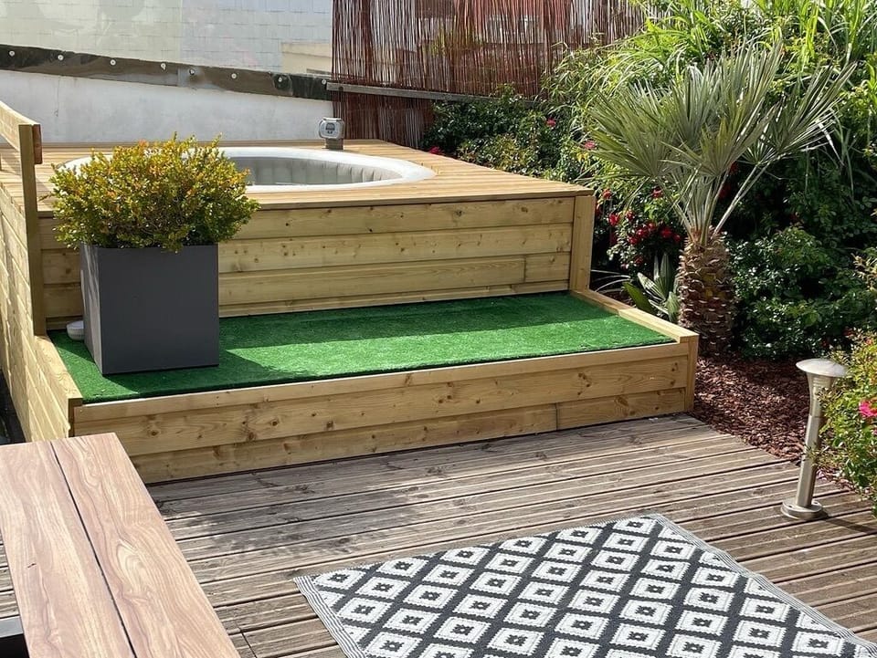 Outdoor spa tub