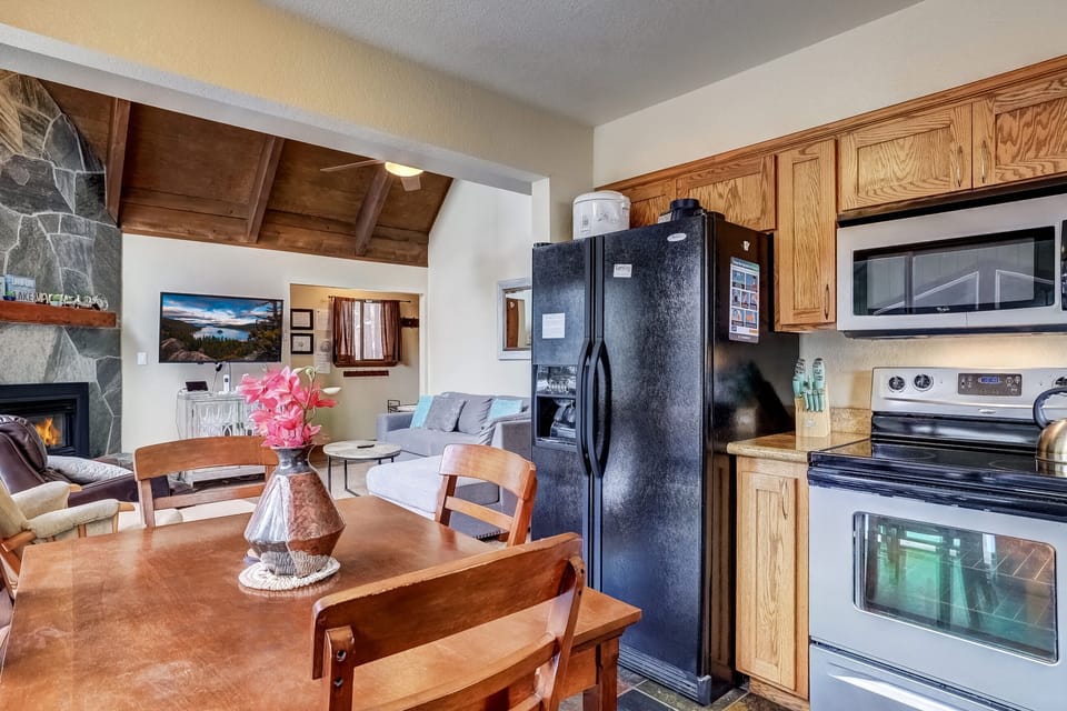 House, Multiple Beds, Hot Tub, Mountain View (Cold Creek Chalet) | Interior