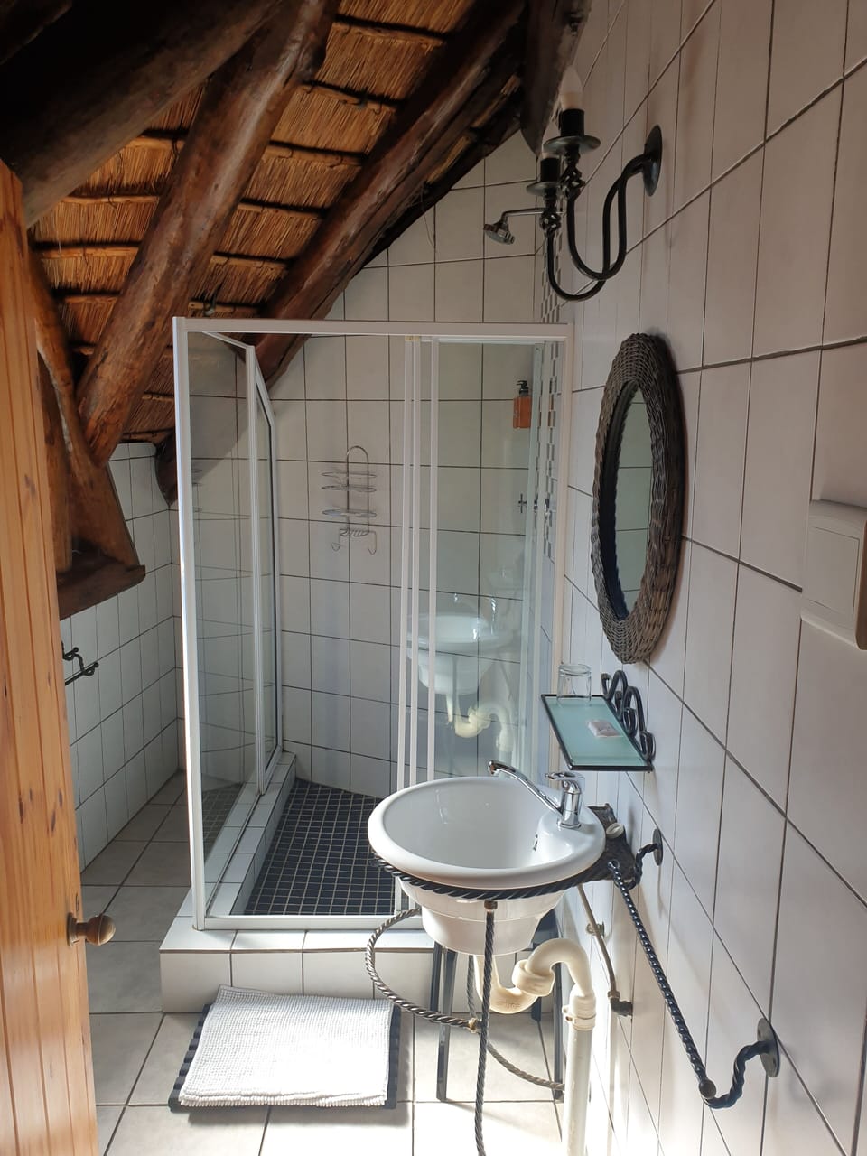Standard Triple Room | Bathroom | Hair dryer, soap, shampoo, toilet paper