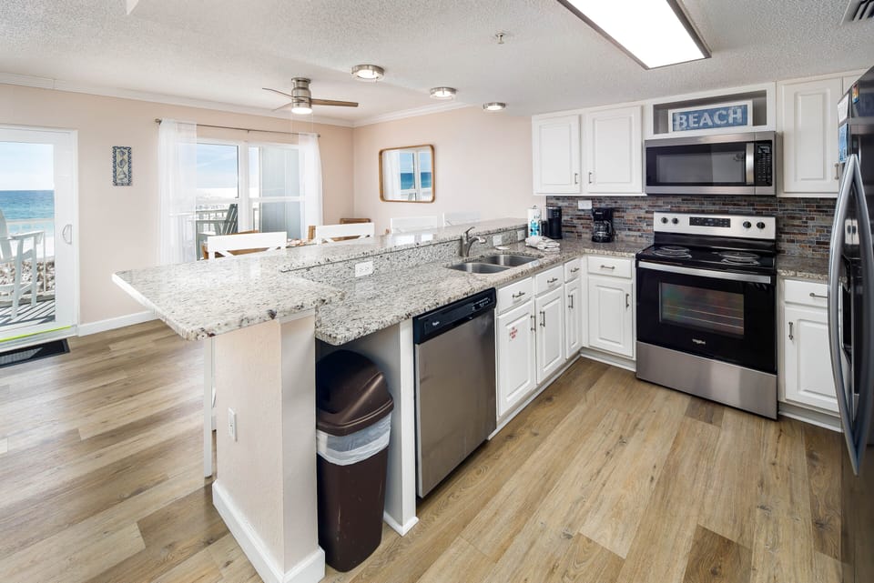 Kitchen - Full service kitchen with granite countertops and stainless steel appliances