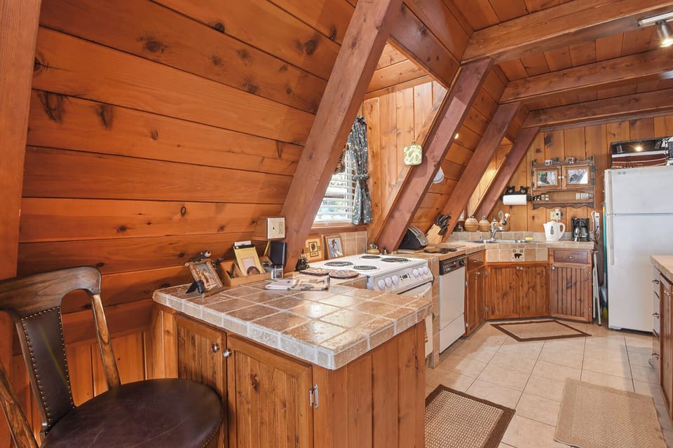 House, 2 Queen Beds, Patio, Mountain View (Tahoe Bear House) | Private kitchen | Fridge, microwave, oven, stovetop