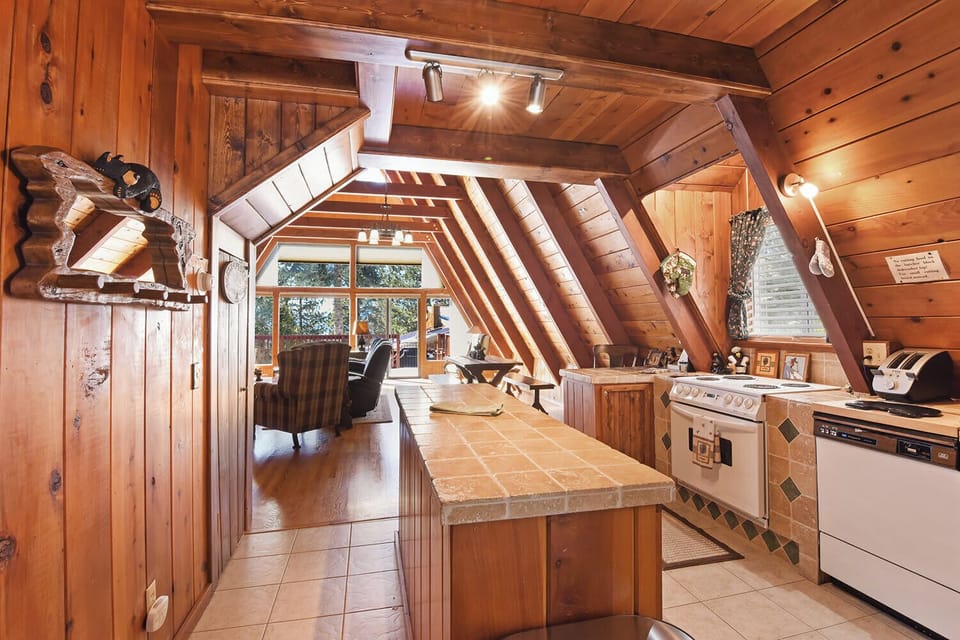 House, 2 Queen Beds, Patio, Mountain View (Tahoe Bear House) | Private kitchen | Fridge, microwave, oven, stovetop