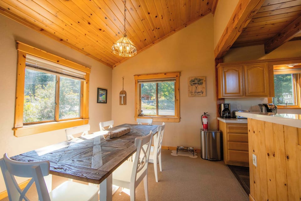 House, Multiple Beds, Balcony, Mountain View (Bearfoot Lodge) | Dining