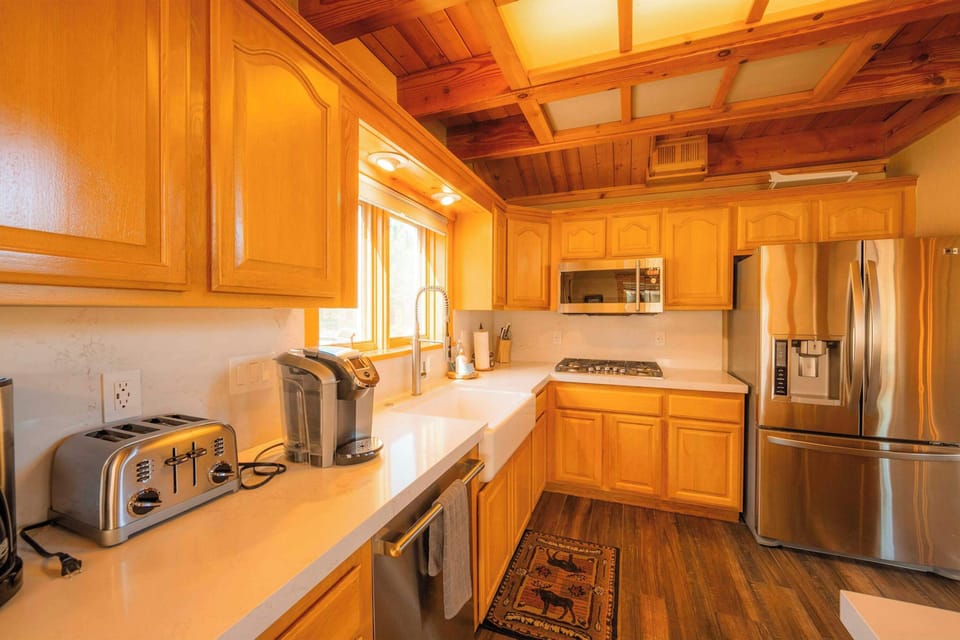 House, Multiple Beds, Balcony, Mountain View (Bearfoot Lodge) | Private kitchen | Fridge, microwave, oven, stovetop