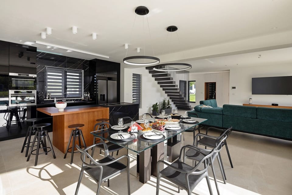 A fully equipped kitchen with all the amenities a modern quest needs for a very comfortable stay 