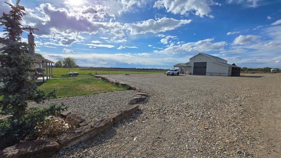 Circular driveway around apartment with ample parking
