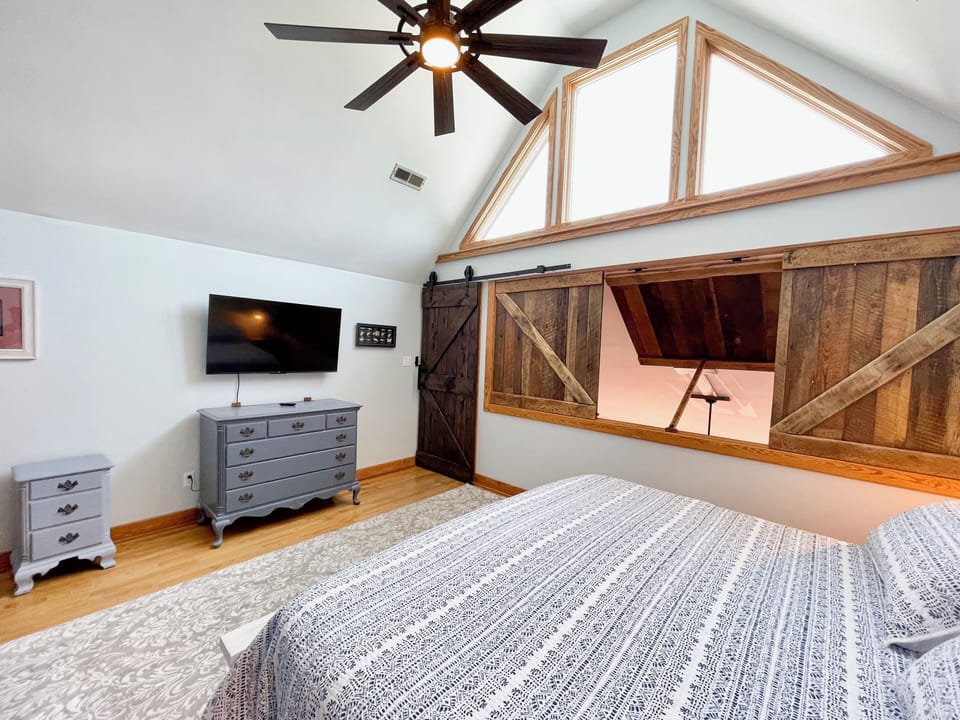 Bedroom (alternate view)