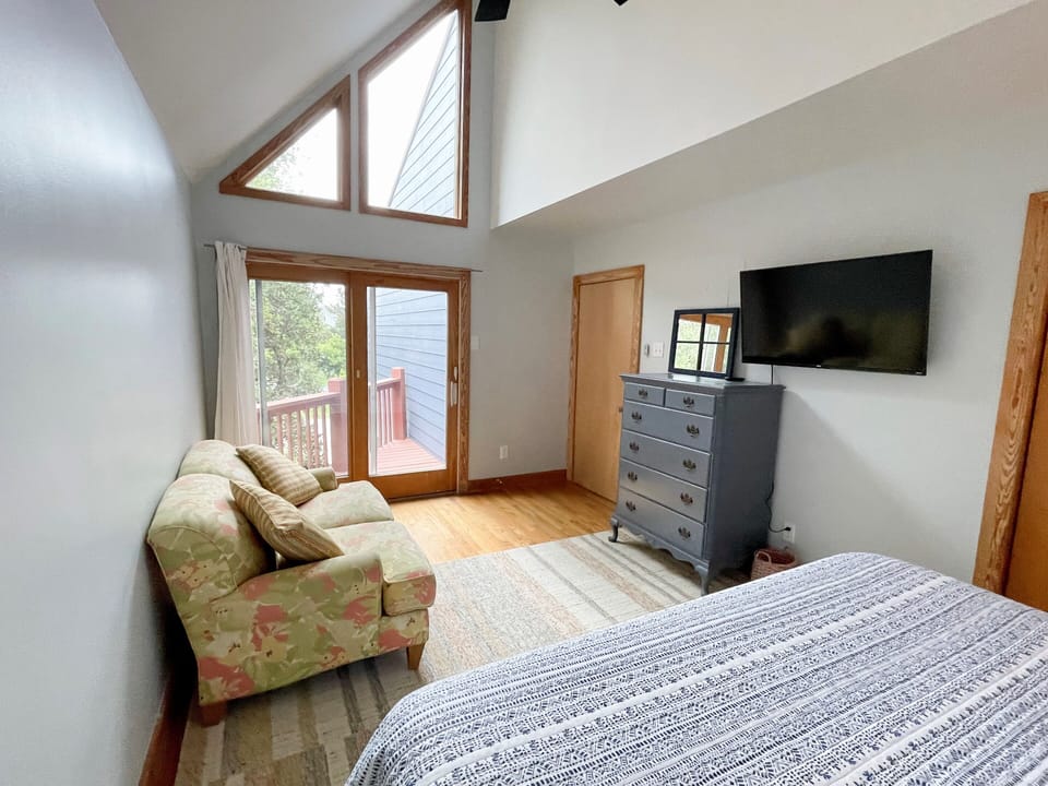 King Bedroom (alternate view)