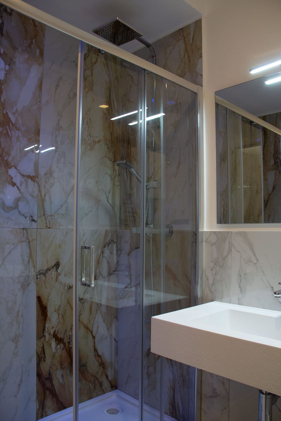 Shower, rainfall showerhead, free toiletries, hair dryer