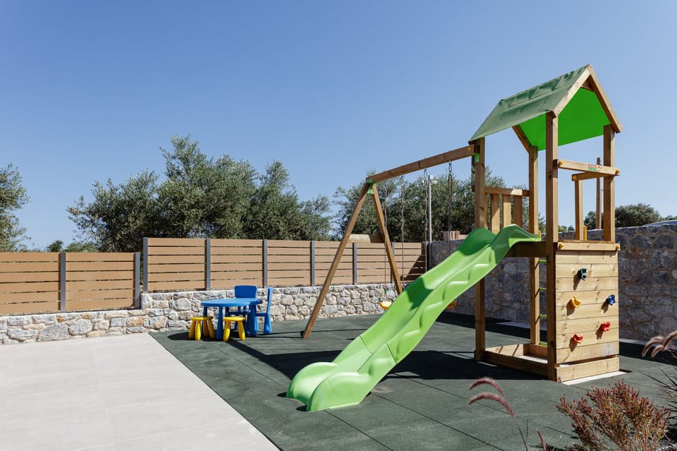 Children will love to play in the large garden.