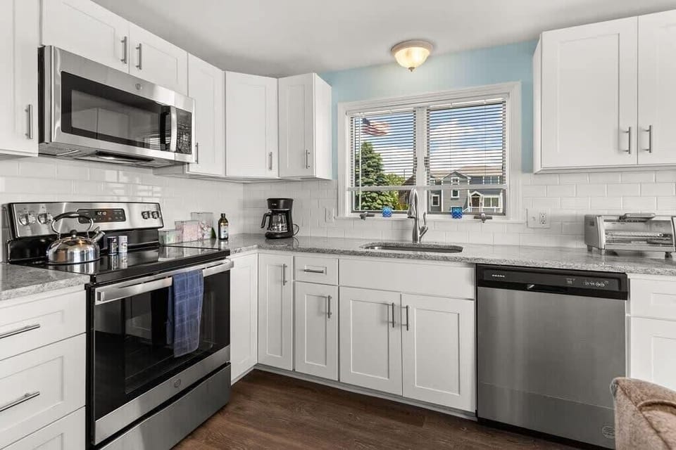 Fully-equipped open kitchen/living room