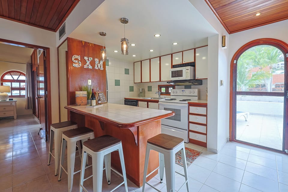 Fully equipped kitchen with breakfast bar