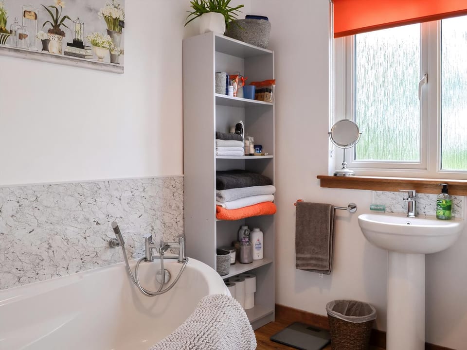 Bathroom | High Threave Cottage, Newton Stewart