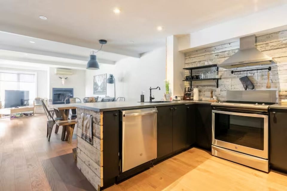 `Super comfortable and well equipped. Ideal to enjoy your stay in Mont Tremblant. The flat is super clean and comfortable`