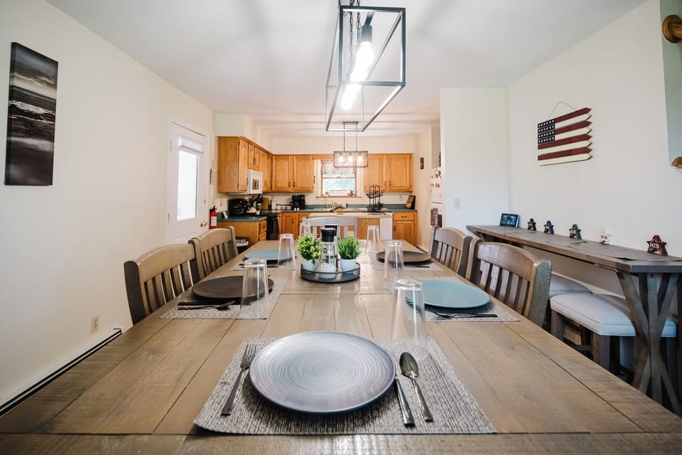 Large dining room for your family gathering. (5)