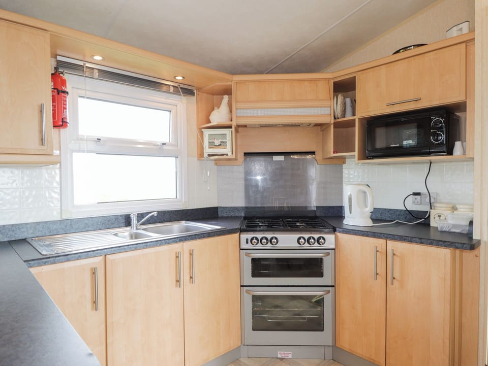 Cottage | Private kitchen | Fridge, electric kettle, toaster, cookware/dishes/utensils