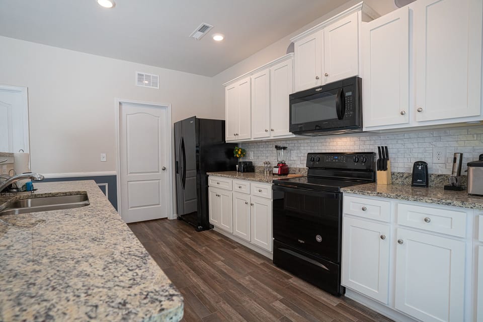 Kitchen: Blender, seasonings, deep fryer, can opener, Keurig coffee maker & more