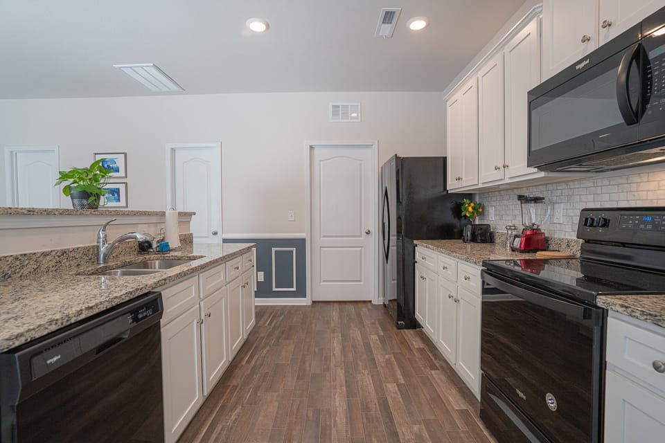 Spacious, open and inviting kitchen: Everything you need is here for you. 