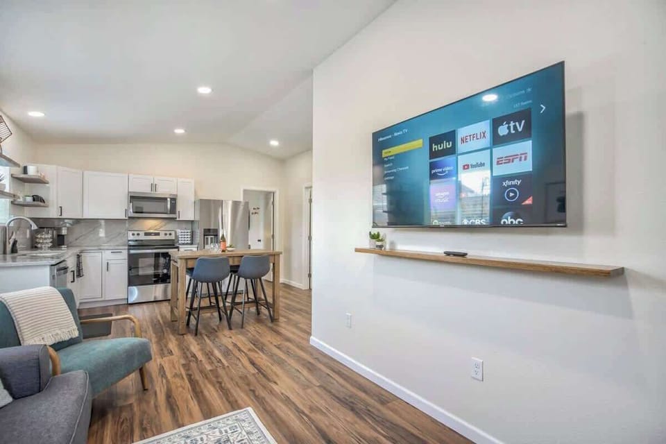 Seamless Comfort and Convenience Await! The Living Room, Dining Area, and Kitchen are Neighboring Spaces, Crafted Just for You to Enjoy a Perfect Vacation!
