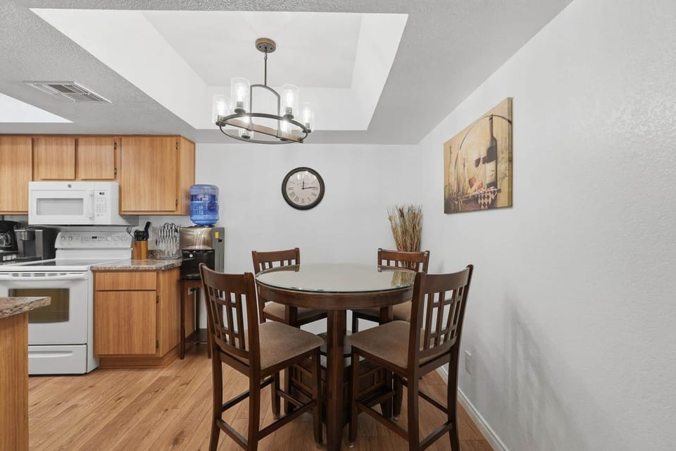 4 place dining, expandable to 6