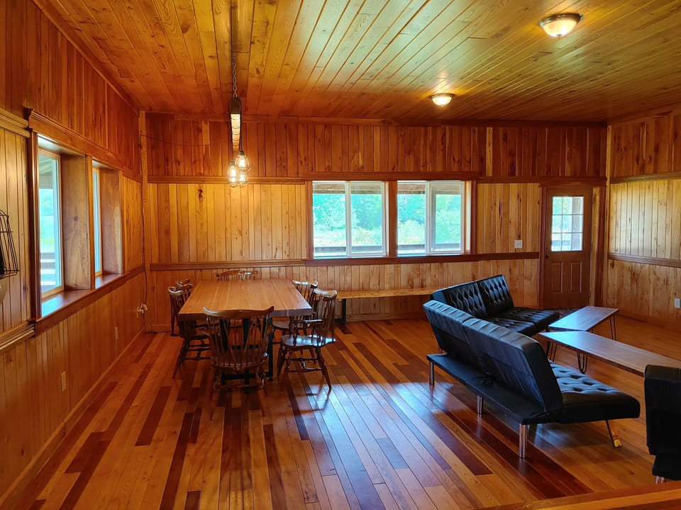 10 foot high ceilings makes this cabin feel huge 😮😮😔