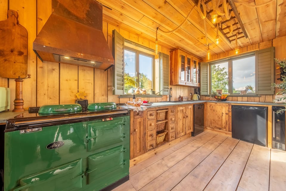 Olive Tree House, Sussex: Open-plan kitchen with electric Aga