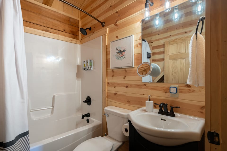 Upstairs full bathroom