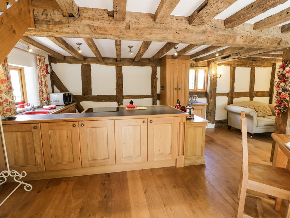 Cottage | Private kitchen | Fridge, electric kettle, toaster, cookware/dishes/utensils