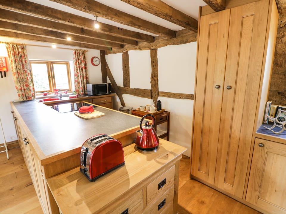 Cottage | Private kitchen | Fridge, electric kettle, toaster, cookware/dishes/utensils