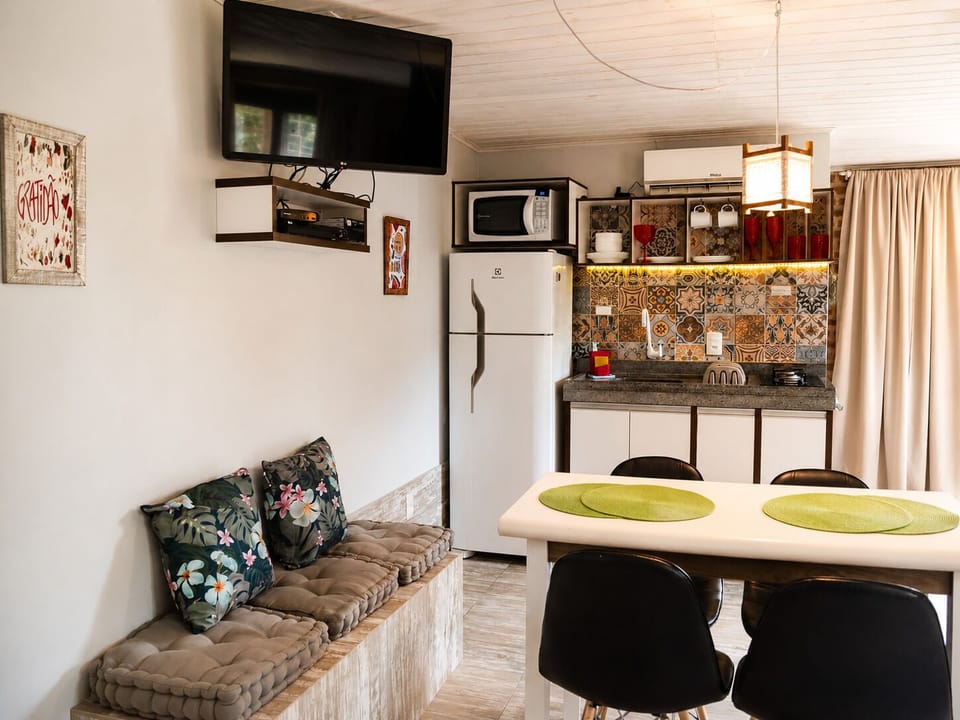 Studio Mar com Banheira de Imersão - Ibiraquera Life | Private kitchen | Microwave, stovetop, toaster, cookware/dishes/utensils