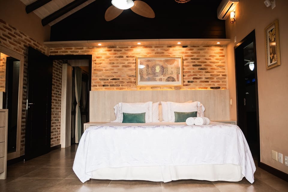 House Premium com Jacuzzi Privativa e Vista do Lago - Ibiraquera Life | Premium bedding, individually decorated, individually furnished, desk