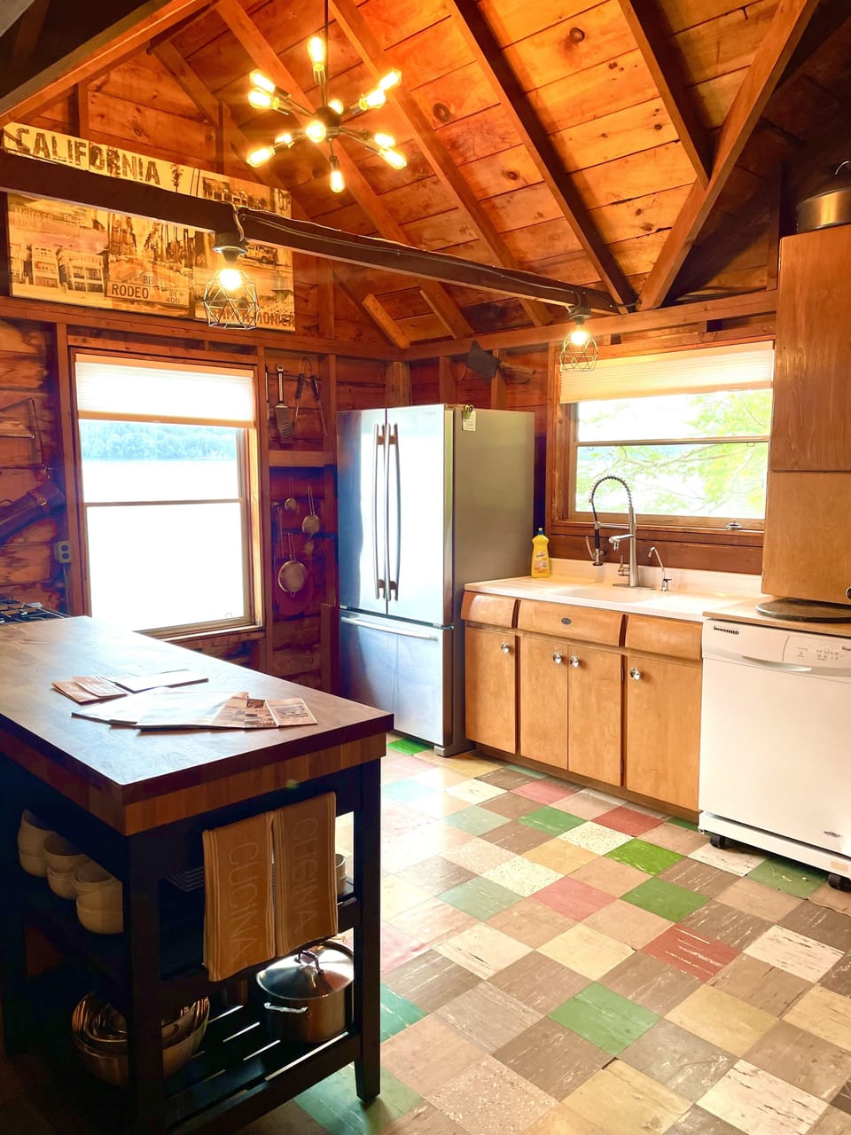 Main cottage - kitchen with lake view 
