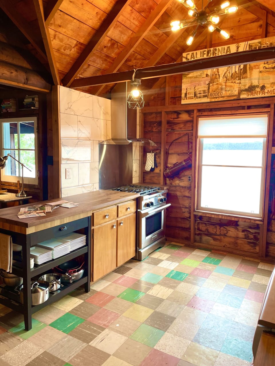 Main cottage - kitchen with professional dual gas range and electric oven 