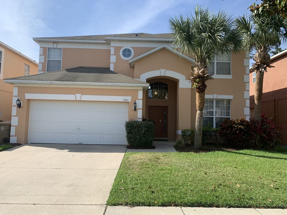 Large, 8 bedoom house in gated community.