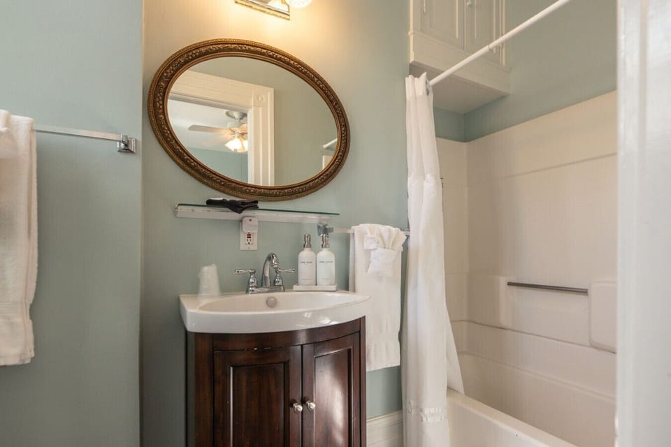 Captain 4 bathroom