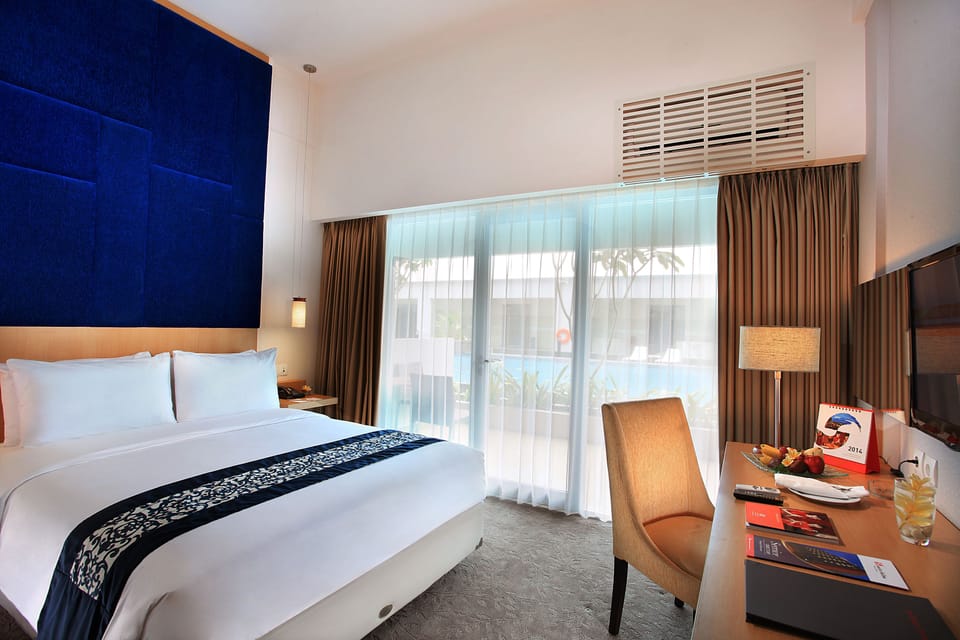 Grand Deluxe Queen Room | In-room safe, desk, laptop workspace, soundproofing